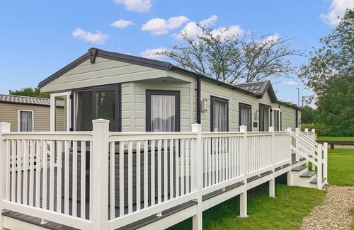 Hoddesdon Ski Chalet | 2 bedroom accommodation in Hoddesdon
