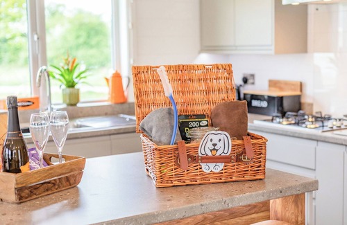 Hundall Cottage | 2 bedroom accommodation in Mercia Marina, Willington