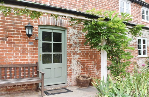 Great Blakenham Cottage | 2 bedroom accommodation in Little Blakenham, near Bramford