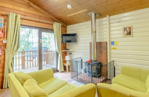 Edwinstowe Cabin | 2 bedroom accommodation in Sherwood Forest, Rufford