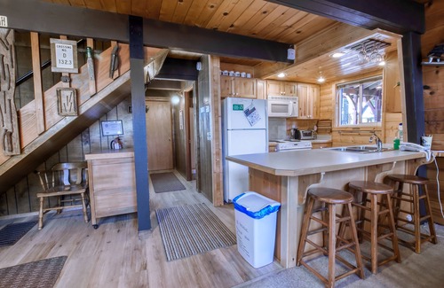 Truckee Cabin | 2 bedroom and Loft, 2 bath, sleeps 6. Donner Lakefront w/private dock DLR#013