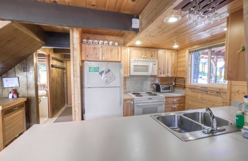 Truckee Cabin | 2 bedroom and Loft, 2 bath, sleeps 6. Donner Lakefront w/private dock DLR#013