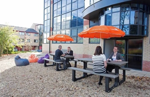 Central Milton Keynes Apartment | 2 bedroom Apartment - Sleeps up to 4 with double beds