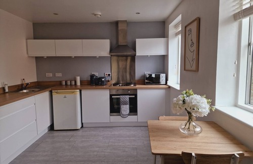 High Wycombe Apartment | 2 bedroom apartment with own parking close to Heathrow airport