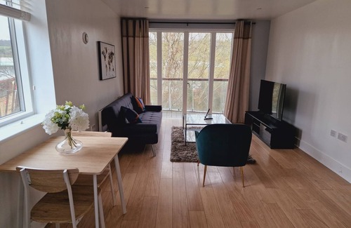 High Wycombe Apartment | 2 bedroom apartment with own parking close to Heathrow airport