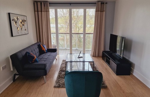 High Wycombe Apartment | 2 bedroom apartment with own parking close to Heathrow airport