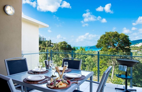 Airlie Beach Apartment | 2 Bedroom Apartment in the heart of Airlie Beach with beautiful water views.