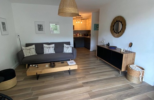 Le Lavandou Apartment | 2 bedroom apartment in villa with garden, sea view, short walk to Fossette beach