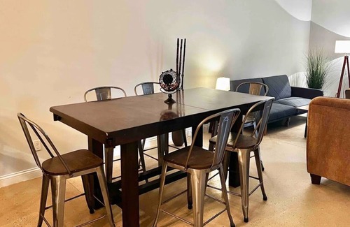 Lansing Apartment | 2 bedroom apartment 1 mile from Mississippi!