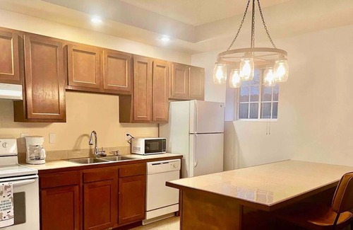 Lansing Apartment | 2 bedroom apartment 1 mile from Mississippi!