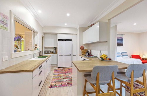 Noraville Apartment | 2 bedroom apartment 1 min walk from beach!nnFamily friendly sleeping 6 people.