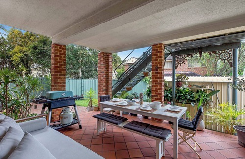 Noraville Apartment | 2 bedroom apartment 1 min walk from beach!nnFamily friendly sleeping 6 people.