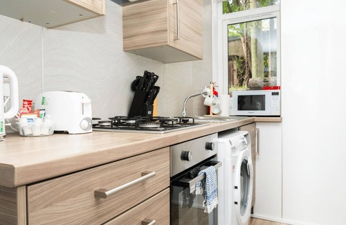 Glenisla Apartment | 2 Bedroom Apartment by Central Serviced Apartments - Sleeps 3