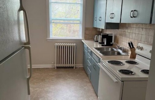 Burlington Apartment | 2 Bedroom Apartment steps to downtown Burlington and waterfront.