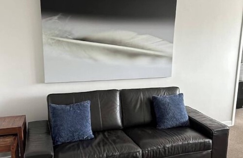 Burlington Apartment | 2 Bedroom Apartment steps to downtown Burlington and waterfront.