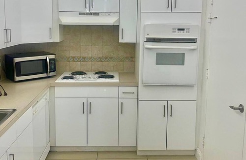 Hollywood South Central Beach Apartment | 2-bedroom apartment in fabulous Hollywood with AC