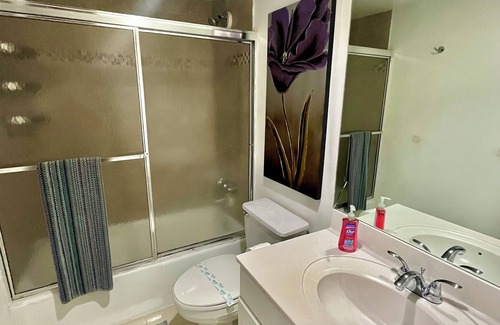 Hollywood South Central Beach Apartment | 2-bedroom apartment in fabulous Hollywood with AC