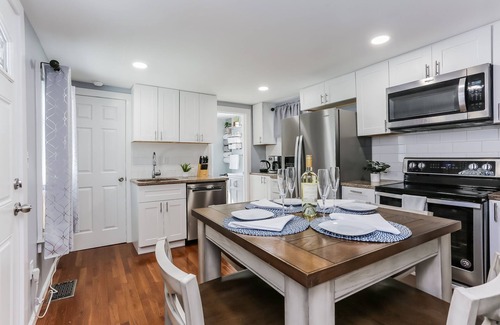 Bristol Apartment | 2 BEDROOM APARTMENT IN BRISTOL NEAR PLAINVILLE