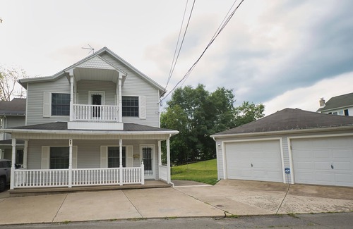 Carbondale Apartment | 2-bedroom apartment in awesome Carbondale with AC
