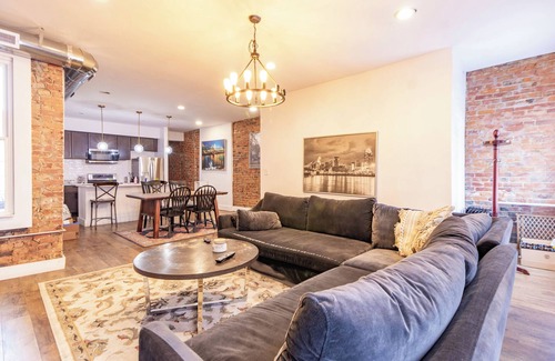Cincinnati Apartment | 2-bedroom apartment in superb OTR with AC, WiFi and a spacious open layout.