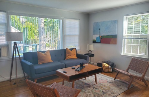 Lake Bluff Apartment | 2 Bedroom apartment in Downtown Lake Bluff