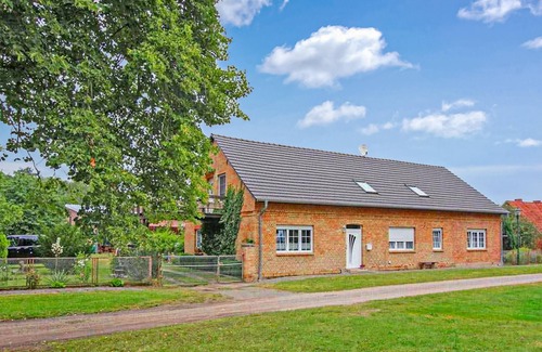 Mecklenburgische Kleinseenplatte Apartment | 2 bedroom awesome apartment in Zirtow