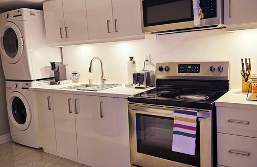 Brampton House | 2 Bedroom Basement Apartment/kitchen/parking/Laundry/Full washroom in Brampton