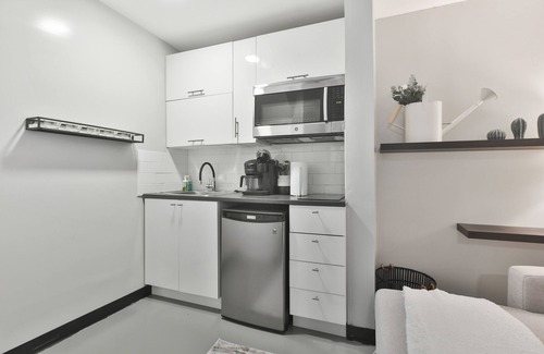 Mile End Apartment | 2 Bedroom Basement Hotel Suite Ideal for 6 ppl 104