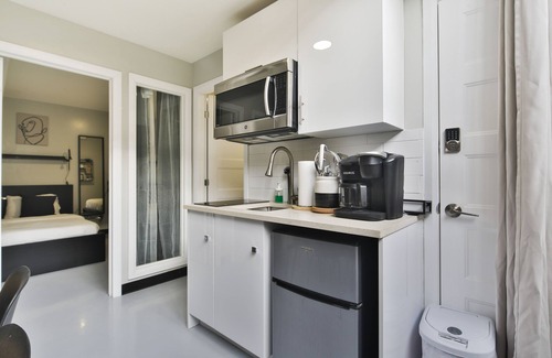 Mile End Apartment | 2 Bedroom Basement Hotel Suite Ideal for 6 ppl 105