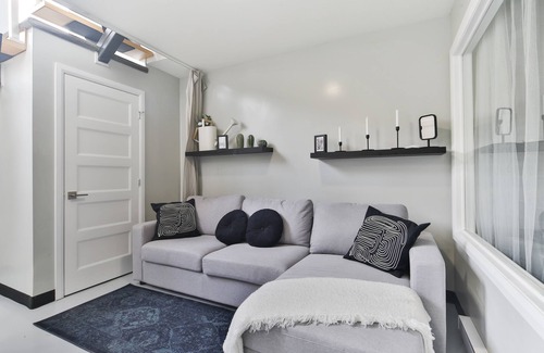Mile End Apartment | 2 Bedroom Basement Hotel Suite Ideal for 6 ppl 105