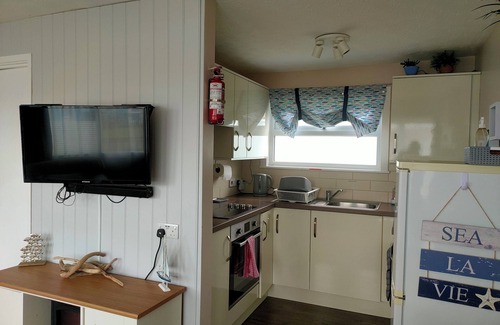 Westleigh House | 2 Bedroom beach cottage with Sea Views. 2 minutes to Westward Ho! Promenade.