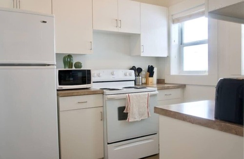 Moose Jaw Apartment | 2 Bedroom! Best Rental in MJ, Parking, WiFi ✨