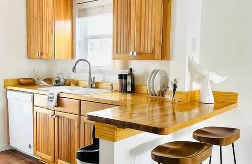 Lauderdale Beach House | 2 Bedroom Bungalow Home - 2 Minute Walk To Beach