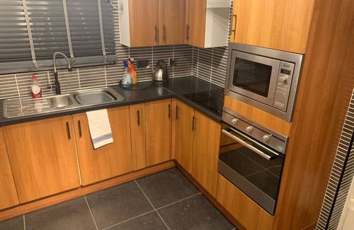 Pettits House | 2 bedroom bungalow in Romford sleeps 7