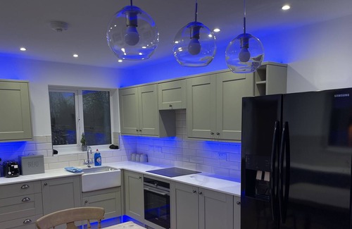 Boston House | 2 Bedroom Bungalow Pet Friendly with Hot Tub.