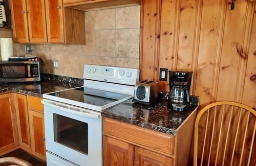 Marblehead House | 2 Bedroom Cottage 100 yards to water. Dock & Ramp.