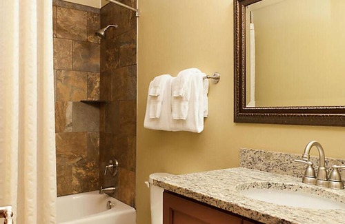 Gordonsville Cabin | 2 Bedroom Cabin in the heart of the Shenandoah Valley Hot tub and Pool