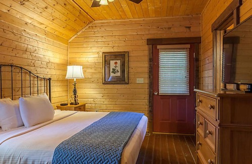 Gordonsville Cabin | 2 Bedroom Cabin in the heart of the Shenandoah Valley Hot tub and Pool
