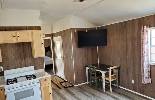 New Boston Cabin | 2 Bedroom Cabin Near the River