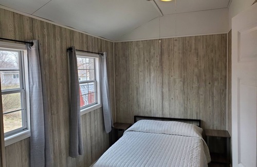 New Boston Cabin | 2 Bedroom Cabin Near the River