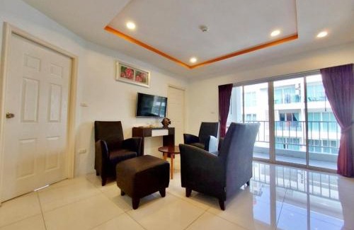 Pratumnak Hill Apartment | 2 Bedroom Calm Area, Huge Balcony, Friendly Staff