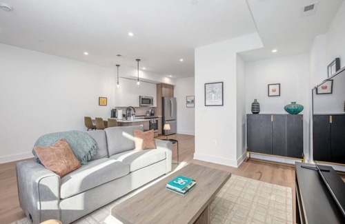 Southeast House | 2 Bedroom Cap Hill Suite w/Balcony - 3 min walk to Metro!