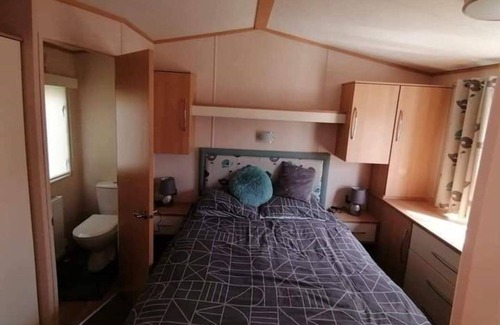 Frampton House | 2 bedroom caravan 5 minute walk to the park/ restaurant and swimming pools