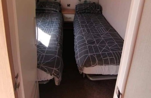 Frampton House | 2 bedroom caravan 5 minute walk to the park/ restaurant and swimming pools