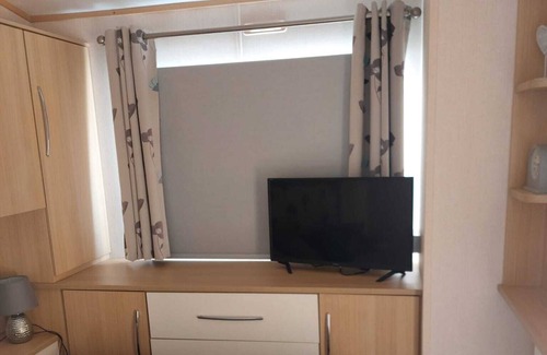 Frampton House | 2 bedroom caravan 5 minute walk to the park/ restaurant and swimming pools