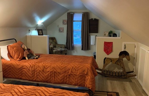 Topeka House | 2-bedroom Carriage House in downtown Topeka - AC high speed Wi-Fi & parking