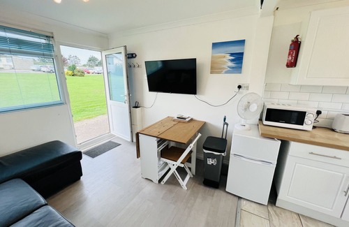 Sandown Ski Chalet | 2 Bedroom Chalet SB22, Sandown Bay, Isle of Wight, Dog Friendly, Free WiFi