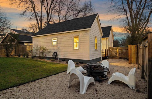 Cherrywood House | 2 Bedroom Cherrywood Cottage | Firepit | Near UT