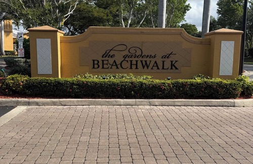Iona Condo | 2-bedroom condo 10 mins from the Fort Myers beach and Sanibel Island