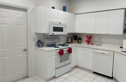 Naples Condo | 2-bedroom condo, 10-minute drive to Downtown and best beaches, price dropped !